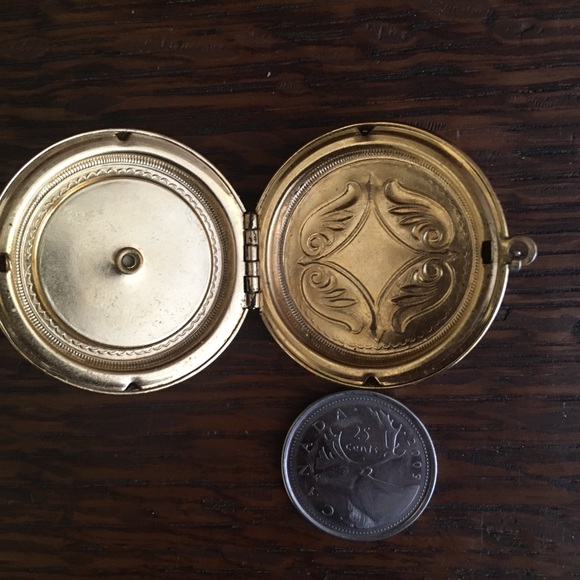 Vintage gold-tone petit point locket - Picture 3 of 5